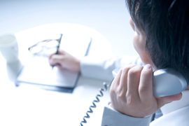 電話にてお問い合わせの様子